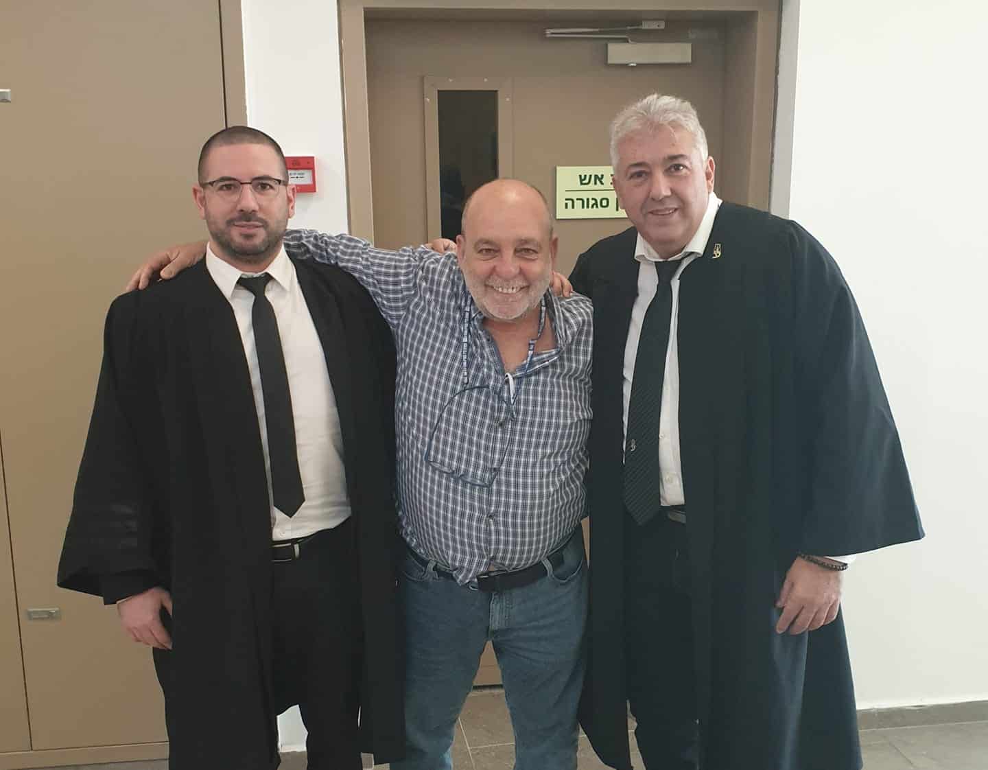 עורכי הדין צ'רלי סבג ואיתן סבג עם עד התביעה בוקי נאה לאחר הדיון