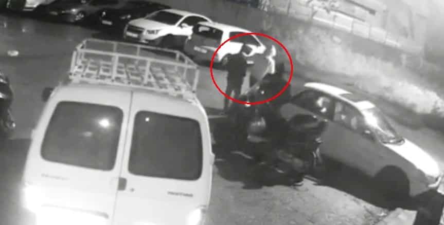 החשוד מוביל את הקורבן לשביל צדדי (צילום: משטרה)