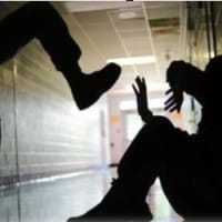 נטען כי הנאשם בעט בחזהו של המתלונן בעודו על הרצפה (אילוסטרציה)