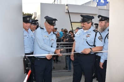 המפכ"ל אלשיך ומפקד המחוז פרץ עמר גוזרים את הסרט בטקס
