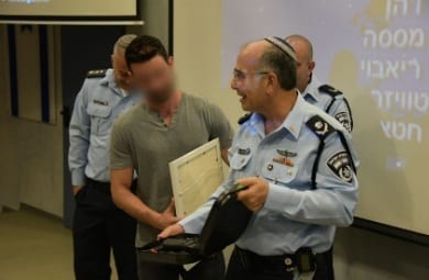  מפקד מחוז תל אביב, ניצב דוד ביתן, עם הסוכן סמוי
