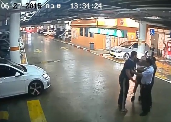 הנאשם (השמאלי) ברגע בו הכה את המתלונן