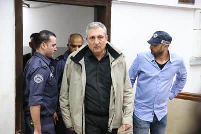 החצר האחורית של מו"לים ופוליטיקאים. ניר חפץ במעצר