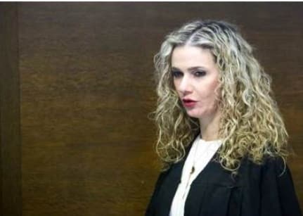 פוזי שאף פעם לא סינגרה, אלא תמיד היתה חלק מהמערכת, מהצד הטוב כמובן, מהפרקליטות, אח"כ מהשופטים, לא הבינה שלפעמים, כדי שהצדק ייצא לאור, צריך להילחם. להקיז דם. להטריד. לזמן עדים. לעשות פדיחות. כמו שסניגורים עושים. לא היה לה נעים לצאת נגד המערכת שבה גדלה. אז פוזי עשתה עסקה