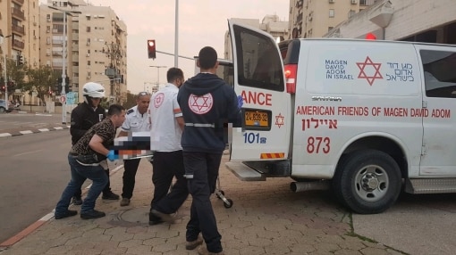 זירת ניסיון הרצח בבת ים (צילום: תיעוד מבצעי מד"א)