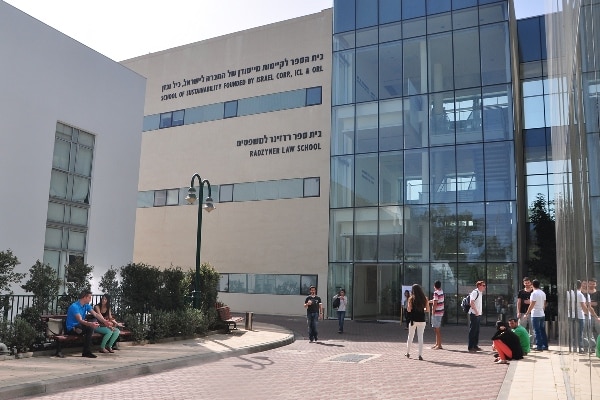 מריחואנה ועסקים במרכז האקדמי היוקרתי
