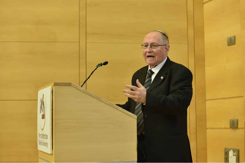 השופט הפורש אלייקים רובינשטיין שמספר כי מרבית חייו המקצועיים היו בסביבה של אסירים ובתי סוהר, ומכאן הבחירה שלו בפסק דין שטח המחיה לפרידה מהמערכת