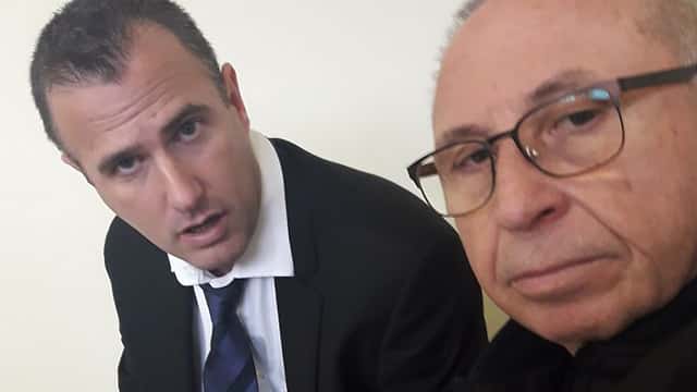 "קיבלתי מכות מאסירים אחרים, אני במצב פיזי ונפשי ירוד". משה הראל (מימין) וסנגורו, עו"ד ניר יסלוביץ