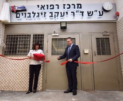 גוזרים סרטים, והאסירים עדיין סובלים. השר ארדן והנציבה קלינגר