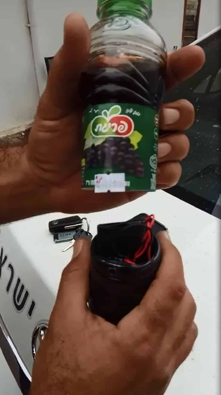 הבקבוק מתפרק לשניים ובתוכו המצלמה