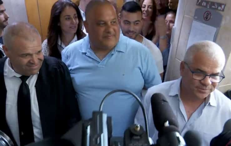 אלון חסן ביציאה מבית המשפט לאחר הזיכוי