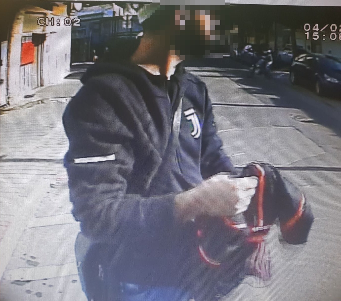 הסוכן הסמוי תועד כשהוא מוכר בגדים