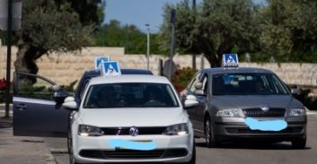זוכה מורה לנהיגה שהואשם באוננות במהלך שיעור עם בת 17