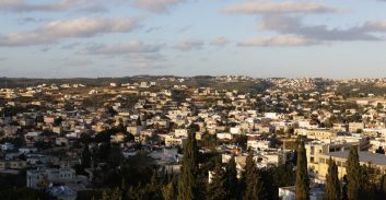 שני עורכי דין מהצפון חשודים בזיוף מסמכים ומכירת קרקעות נפטרים