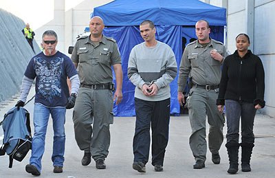 "הסתירו מאיתנו שהעדות המרכזית נגדנו נפסלה". יצחק אברג'ל בדרך לאמריקה
