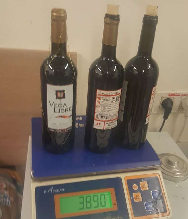 שלושה בקבוקים לכל אחד, בתוך מארז (צילום: משטרת ישראל)
