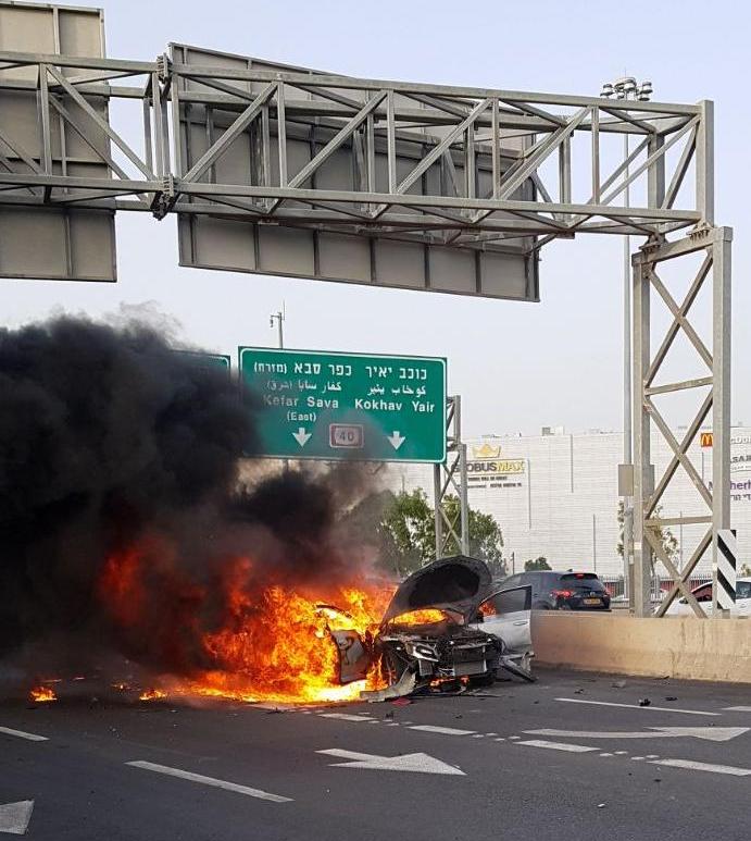 הרכב עולה באש סמוך למחלף אלישמע