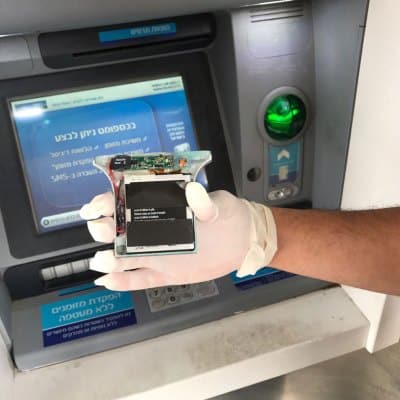 מכשירים להעתקת פרטי הכרטיס (צילום: דוברות המשטרה)