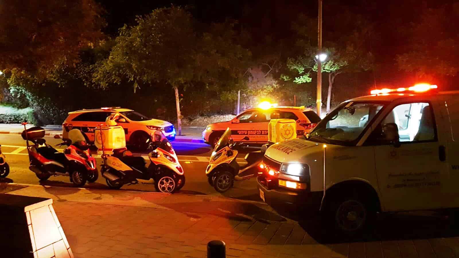 כוחות הצלה ומשטרה בזירת הירי (צילום באדיבות קבוצת חדשות צ.ב.מ)