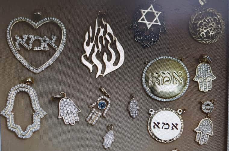 חלק מהתכשיטים הגנובים (צילומים: דוברות המשטרה)