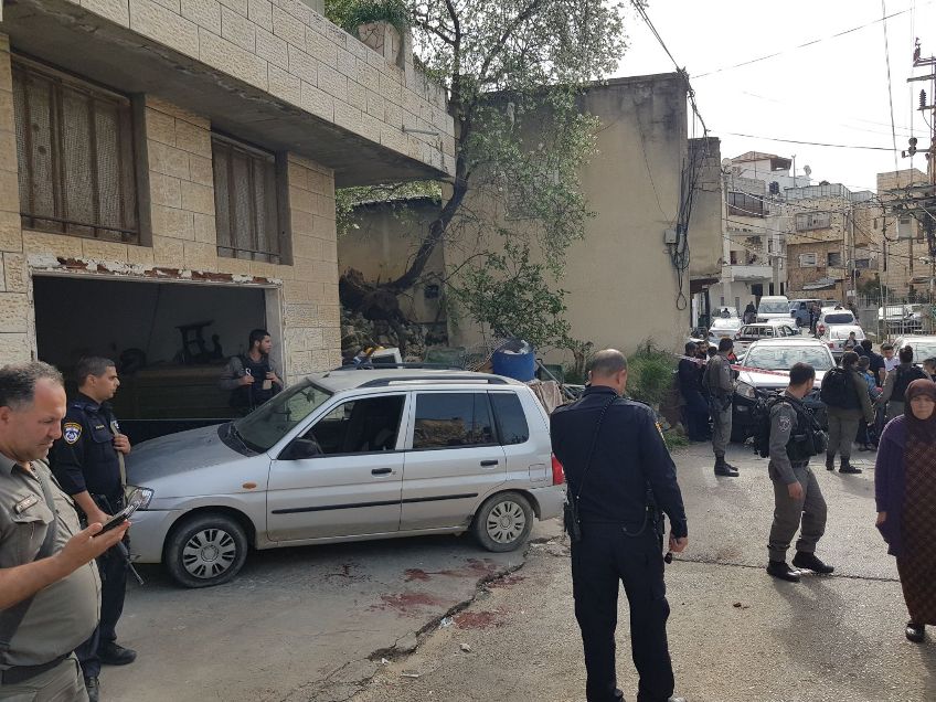 שוטרים בזירת הירי באום אל פאחם (צילום: דוברות המשטרה)