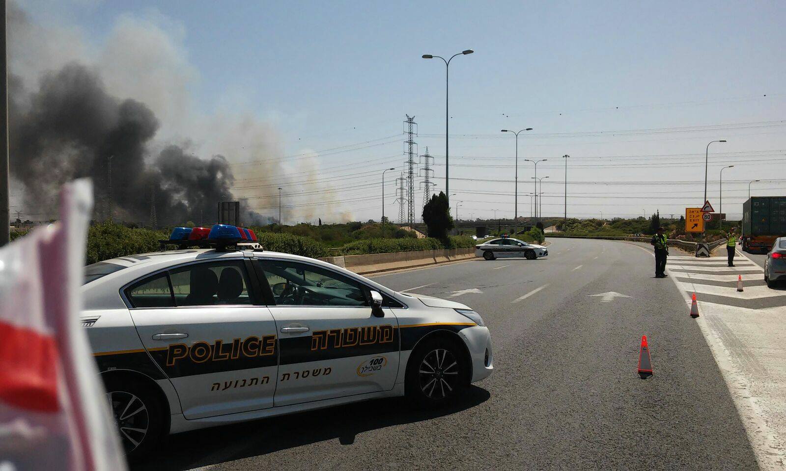 השריפה במגרש הגרוטאות (צילום: דוברות המשטרה)