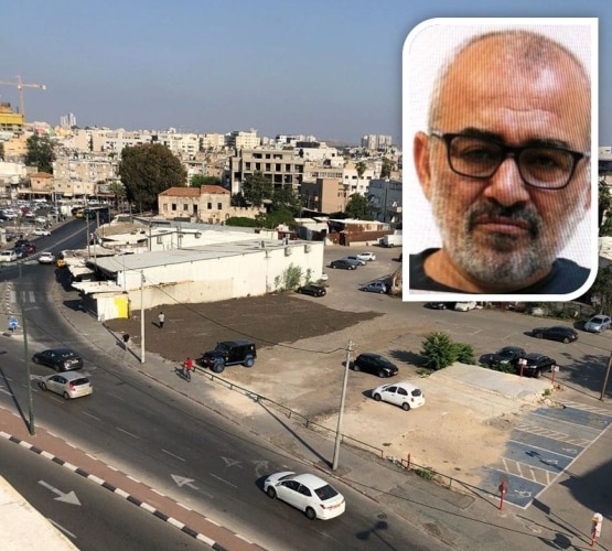 מאהר עבאס על רקע תחנת הסמים שהופעלה לכאורה על ידי ארגונו