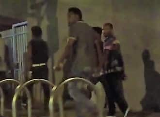 אריתראים שבידיהם אבנים בעיצומן של המהומות (צילום: החזית לשחרור דרום ת"א)