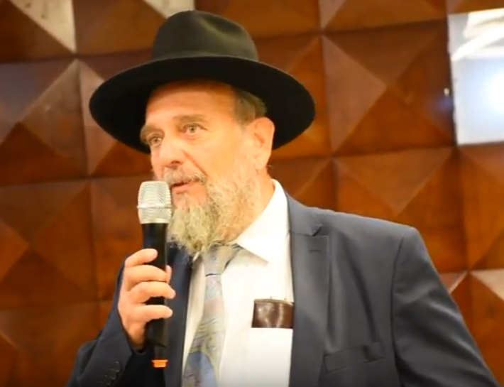 החשד: מכר קרקעות יקרות של זכאים, לרוכשים שאינם זכאים. הרב מרדכי הלפרין (מיוטיוב)