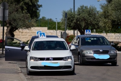"הנאשם פותח את מכנסיו, באמצע שיעור נהיגה, כשלצידו נוהגת תלמידה קטינה" (צילום אילוסטרציה: יונתן סינדל, פלאש 90)