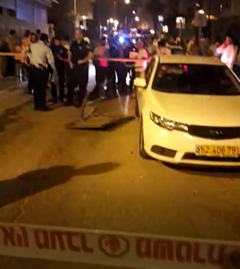 הזירה ליד ביתו של הקבלן בבני ברק, לאחר זריקת אחד הרימונים (צילום: וואטסאפ)