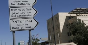 עבודות שירות לאיש מס הכנסה שהוציא ומסר מידע על נכסי נישומים