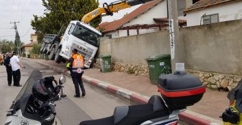 משאית התהפכה על בית פרטי בפתח תקווה