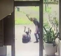 צפו בסרטון: העובד לשעבר ארב למנכ"ל ותקף אותו