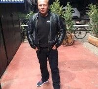 המאבטח מכר את אקדחו תמורת קוקאין והלך לחגוג עם יצאנית
