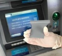 המשטרה: נלכד מתקין מכשירי "שפתיים" על כספומטים