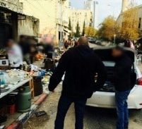 גם המשטרה באה לחפש מציאות בשוק הפשפשים