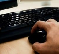 חשד: התחזה ללסבית, קיבל תמונות וסרטונים אינטימיים והפיץ אותם
