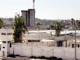 סנג'ר גרסת שנות האלפיים: הסוהר חייב את האסיר לעסות לו את כפות הרגליים עם שמן זית