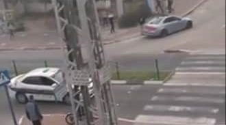 צפו בסרטון: שוטרים יורים על רכב נמלט בעכו
