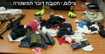 תחנת עכו: שלושה נעצרו בתפיסת אמל"ח בכפר מכר