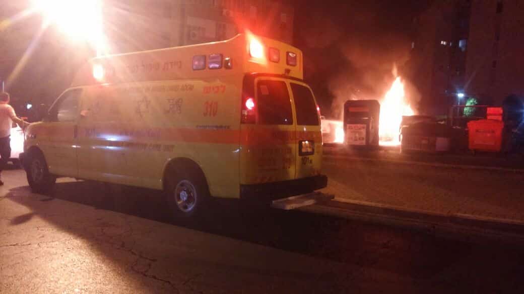 &nbsp;הרכב עלה באש לאחר הפיצוץ (צילום: דוברות מד"א)
