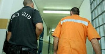 אישום: אסיר משוחרר התחזה לקצין ועקץ נשים