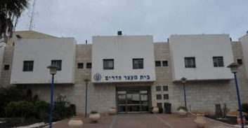 מורשע בעבירות סמים ואיומים נאשם שסחט מהמעצר עדת תביעה