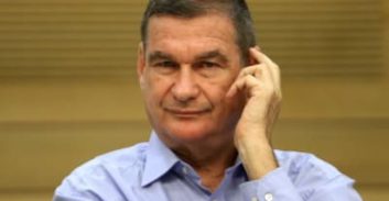 תיק הנשיקה של חיים רמון חוזר לבית המשפט