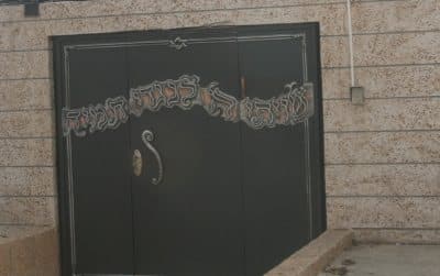 הכתובת על דלת הכניסה