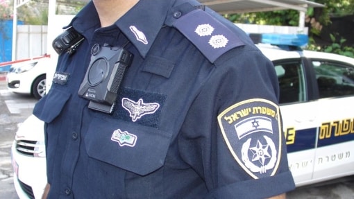 "משפט הקסם ׳הרחתי ריח חזק של קאנביס׳, שהפך חיפושים בלתי חוקים בעליל לחיפושים 'חוקיים', כבר לא יכול לתפוס". מצלמת גוף (מהמשטרה)