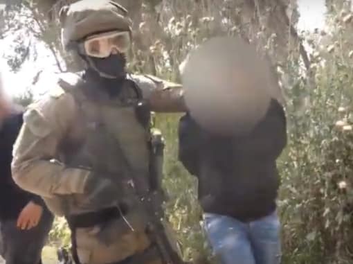 רגעים לאחר מעצרו של הנאשם