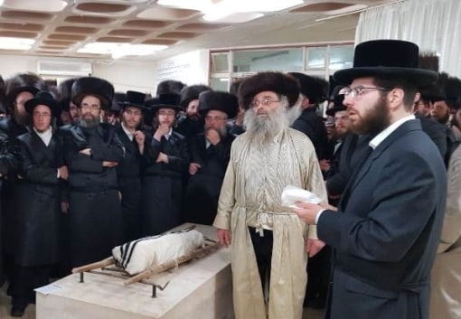 הלוויה של ילד בן שלוש. הפנים אומרות הכל
