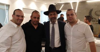 אסי סגל ושי שמחיוב מתרחבים